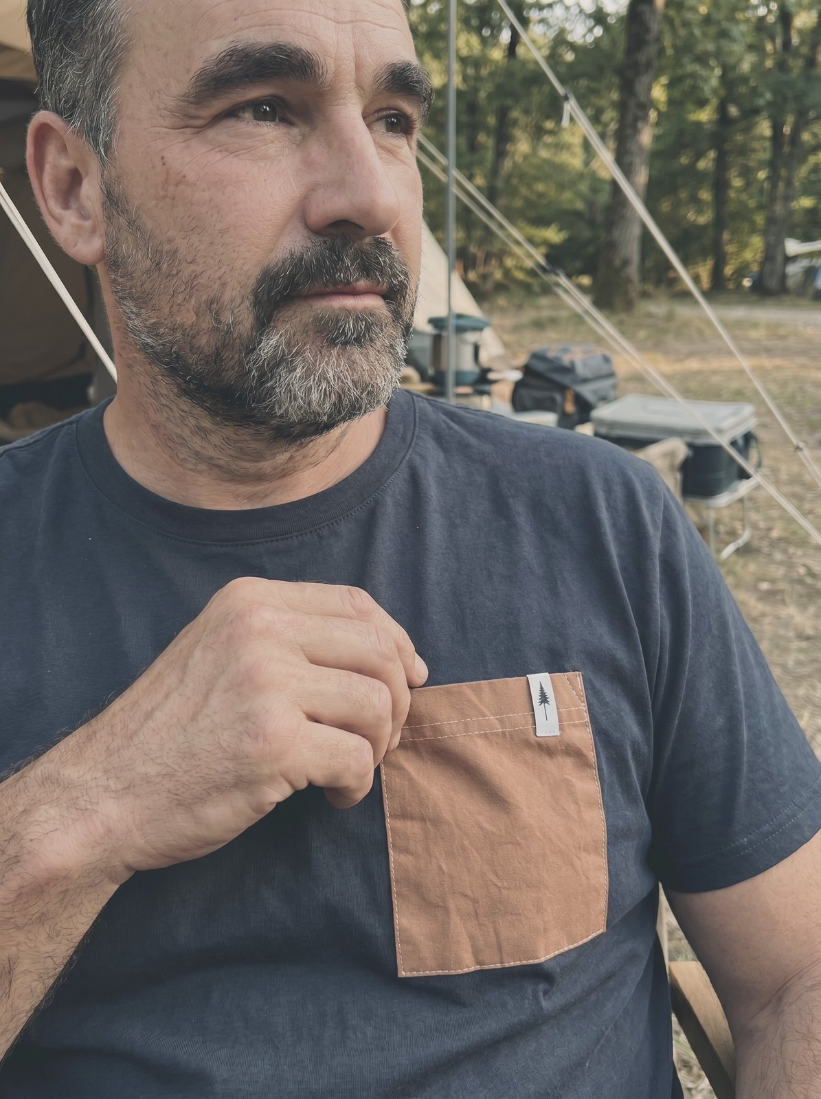 NIKIN Pocket-Shirt navy — Taschendetail im Vintage-Film-Look