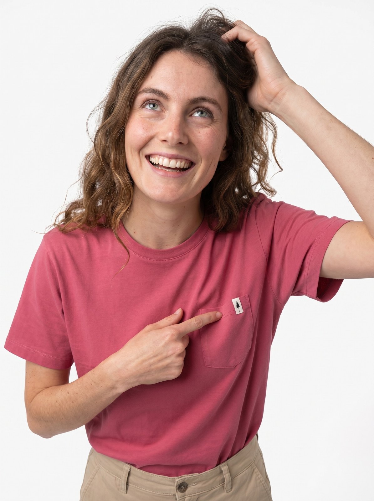 NIKIN Pocket-Shirt rosé — Studioaufnahme, Model zeigt auf die Brusttasche mit TreeTag